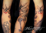 mark-tattoo-torrejon-ardoz-tatuaje-old-school-brazo-golondrinas-pergamino-llave