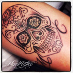 mark-tattoo-torrejon-ardoz-tatuaje-old-school-antebrazo-calavera-rosas