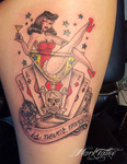 mark-tattoo-torrejon-ardoz-tatuaje-old-school-muslo-copa-pinup-cartas-calavera