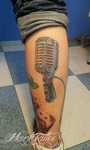 mark-tattoo-torrejon-ardoz-tatuaje-old-school-pierna-microfono-ancla-golondrina