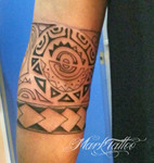 mark-tattoo-torrejon-ardoz-tatuaje-polinesio-codo-brazalete-maori-caras