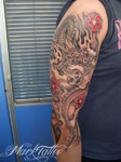 mark-tattoo-torrejon-ardoz-tatuaje-oriental-brazo-dragon-fuego-flores