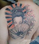 mark-tattoo-torrejon-ardoz-tatuaje-oriental-espalda-geisha-abanico-flores