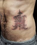mark-tattoo-torrejon-ardoz-madrid-tatuaje-costado-iniciales