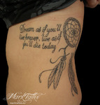 mark-tattoo-torrejon-ardoz-madrid-tatuaje-costado-frase-ingles-cazasueños