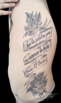 mark-tattoo-torrejon-ardoz-tatuaje-letras-costado-texto- rosas-pergamino