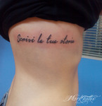 mark-tattoo-torrejon-ardoz-tatuaje-letras-caligrafia-costillas-frase