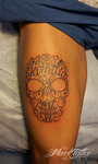 mark-tattoo-torrejon-ardoz-tatuaje-letras-caligrafia-muslo-calavera