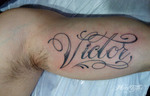 mark-tattoo-torrejon-ardoz-tatuaje-letras-caligrafia-biceps-victor