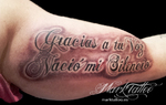 mark-tattoo-torrejon-ardoz-tatuaje-letras-biceps-frase-gracias-a-tu-voz-nacio-mi-silencio