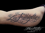 mark-tattoo-torrejon-ardoz-tatuaje-letras-biceps-famiglia