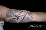 mark-tattoo-torrejon-ardoz-madrid-tatuaje-letra-inicial-rosas