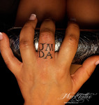 mark-tattoo-torrejon-ardoz-madrid-tatuaje-dedos-iniciales