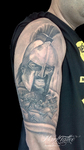 mark-tattoo-torrejon-ardoz-tatuaje-retrato-brazo-leonidas-espartano-casco-batalla
