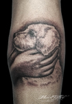 mark-tattoo-torrejon-ardoz-madrid-tatuaje-pierna-retrato-perro-manos
