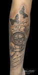 mark-tattoo-torrejon-ardoz-madrid-pierna-realismo-brujula-flores-mariposas-texto