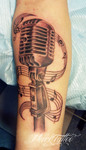 mark-tattoo-torrejon-ardoz-tatuaje-antebrazo-microfono-pentagrama
