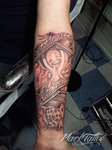 mark-tattoo-torrejon-ardoz-tatuaje-antebrazo-reloj-arena-dados-alas