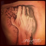 mark-tattoo-torrejon-ardoz-tatuaje-espalda-mano-escalada