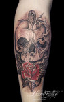 mark-tattoo-torrejon-ardoz-tatuaje-negro-gemelo-calavera-rosa-puñal