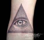 mark-tattoo-torrejon-ardoz-tatuaje-negro-gris-antebrazo-ojo-illuminati
