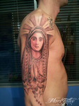 mark-tattoo-torrejon-ardoz-tatuaje-negro-gris-brazo-virgen-maria-rosario