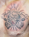 mark-tattoo-torrejon-ardoz-tatuaje-negro-gris-pecho-corazon-espinas-rosas