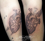 mark-tattoo-torrejon-ardoz-tatuaje-negro-antebrazo-corazon-anatomico-flecha