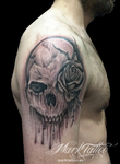 mark-tattoo-torrejon-ardoz-tatuaje-negro-brazo-calavera-rosa-gotas