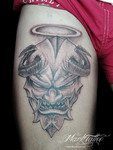 mark-tattoo-torrejon-ardoz-madrid-tatuaje-negro-muslo-diablo-aureola