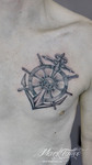 mark-tattoo-torrejon-ardoz-madrid-tatuaje-negro-pecho-ancla-timon