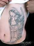 mark-tattoo-torrejon-ardoz-madrid-tatuaje-negro-costado-templario-escudo-alas